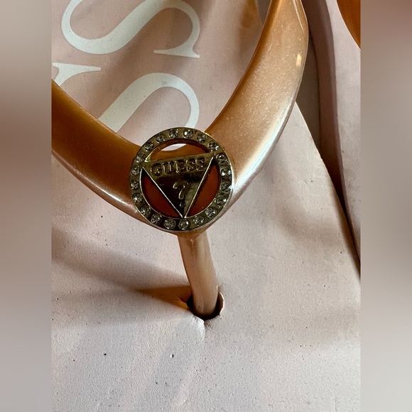 NWT Guess rose gold flops with G logo. Women’s size 9. - Picture 2 of 5